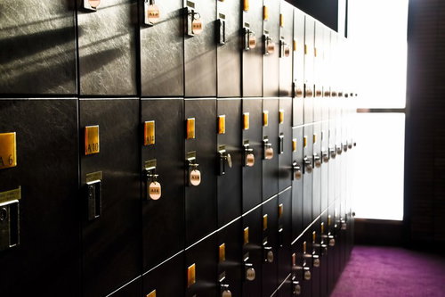 番号札が並ぶ黒いコインロッカー