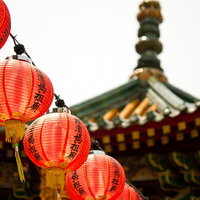 横浜中華街の赤い提灯と寺院の屋根の写真