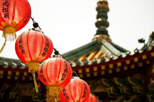 横浜中華街の赤い提灯と寺院の屋根