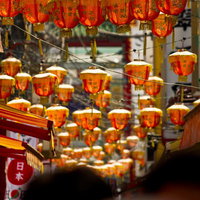 中華街に吊るされる赤い提灯の写真