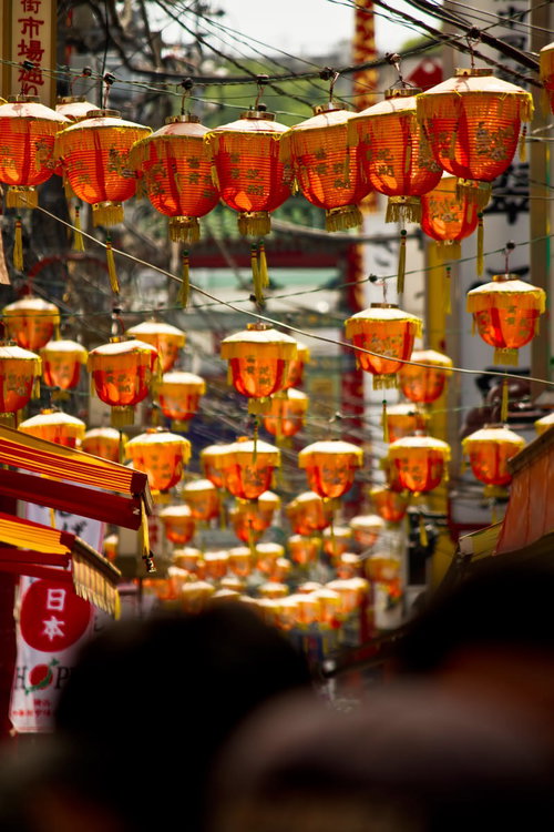 中華街に吊るされる赤い提灯