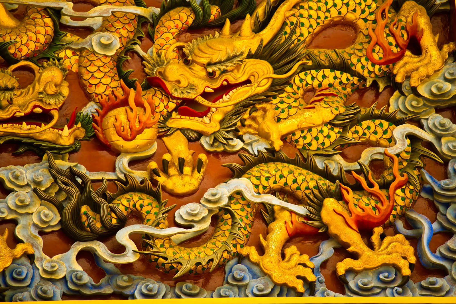 壁面を飾る中華街の金色の龍の彫刻
