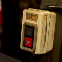 ONとOFFボタンが付いた電源スイッチボックスの写真