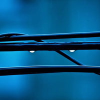 雨水が滴る電線と透明な水滴の写真