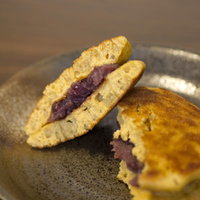 あんこの断面が見えるどら焼きの写真