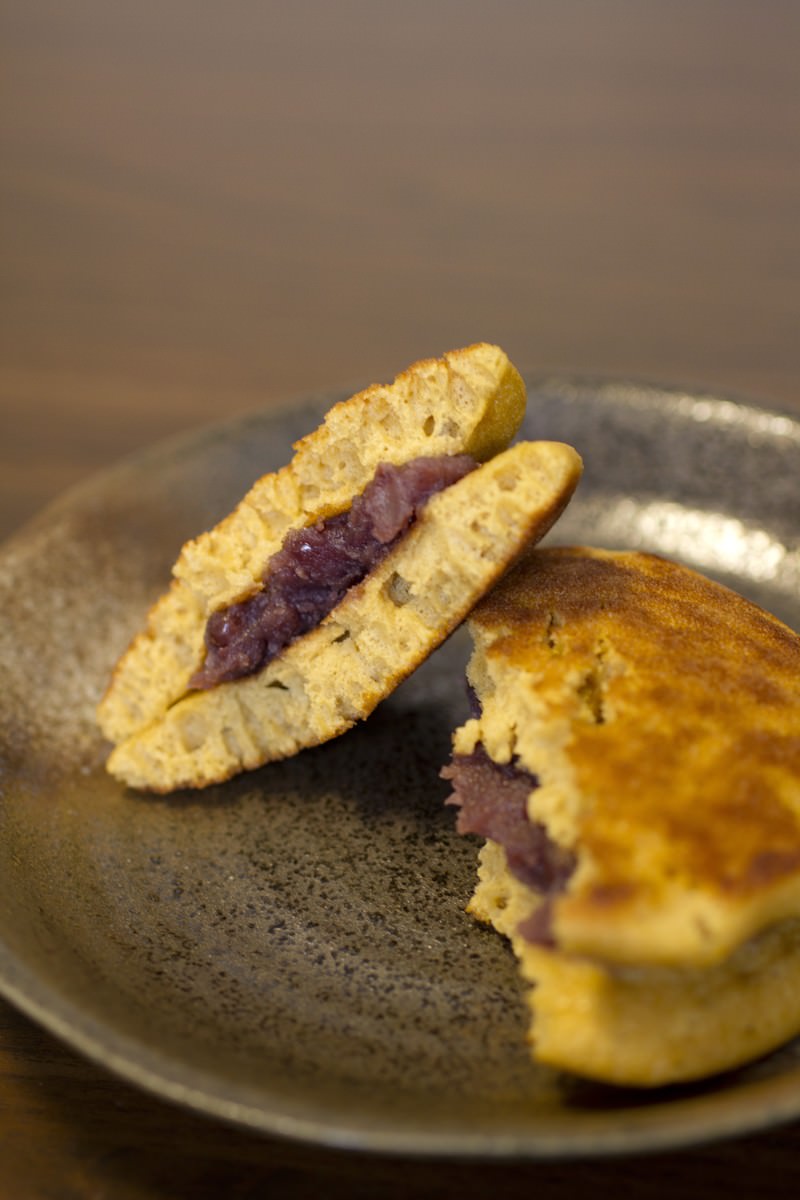 皿に盛られたあんこ入りどら焼き