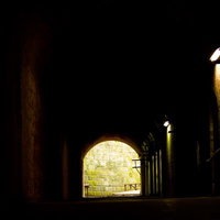 猿島の洞窟にあるレンガ造りの防空壕の写真