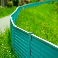 河川敷の青緑色のプラスチック製フェンスの写真