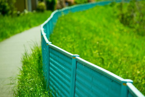 河川敷の青緑色のプラスチック製フェンス