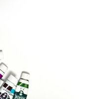 チューブの絵具と白いキャンバスの写真