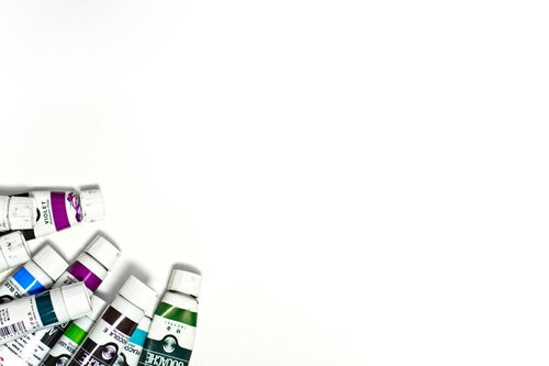 チューブの絵具と白いキャンバス