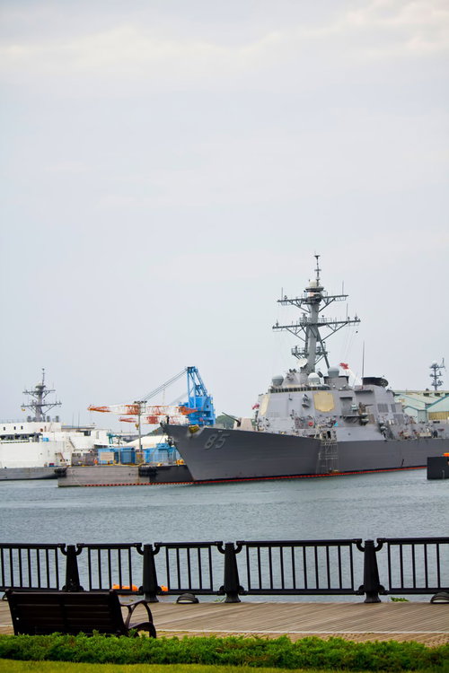 ヴェルニー公園から見た軍艦と曇り空