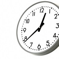 白い文字盤の業務用掛け時計の写真