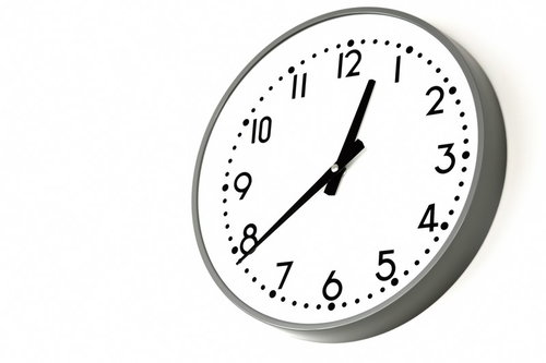 白い文字盤の業務用掛け時計