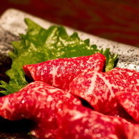 白い皿に盛られた牛刺し（ミスジ）の写真