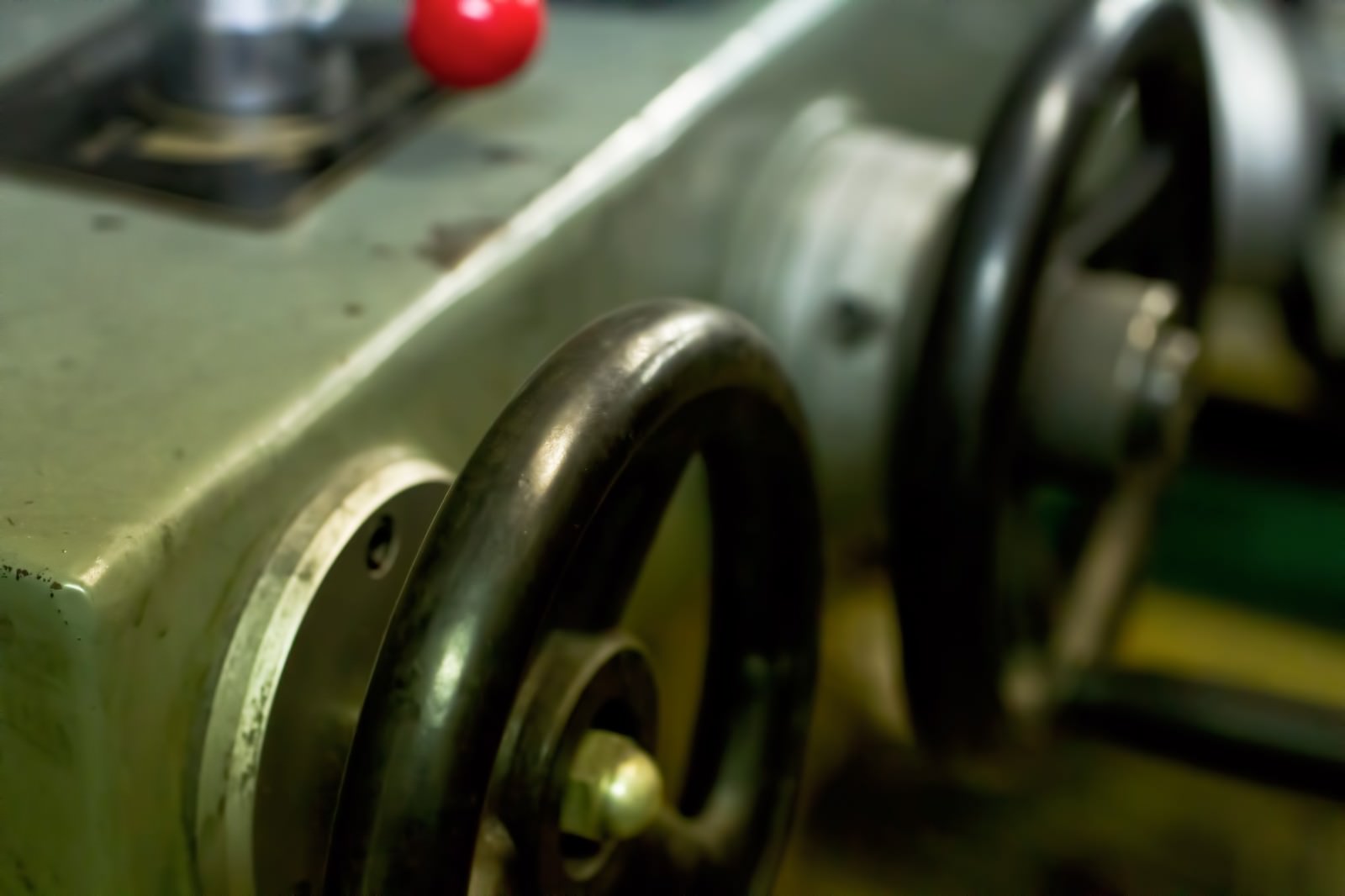 工場の作業台に置かれた機械のハンドル