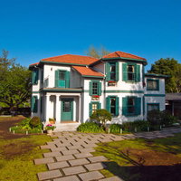 石畳の庭と白壁のブラフ18番館の写真