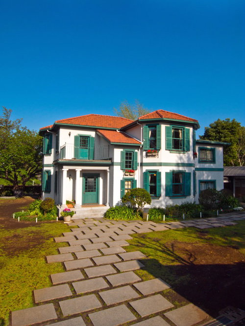 石畳の庭と白壁のブラフ18番館