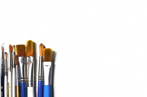 白い台に並ぶ色々な画材用の絵筆