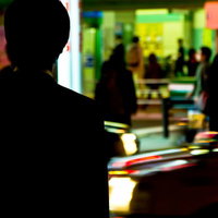 帰宅中のサラリーマンの後ろ姿の写真