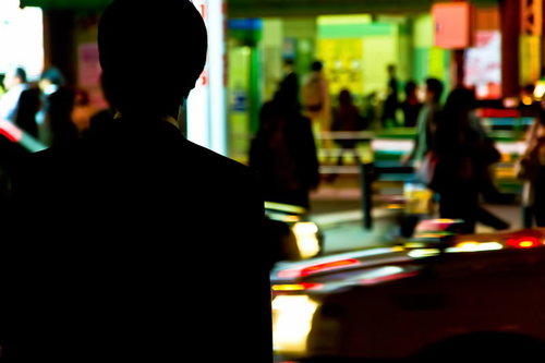 帰宅中のサラリーマンの後ろ姿