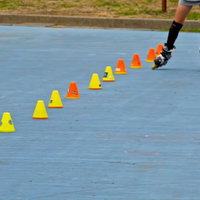 公園でローラースケートの練習の写真