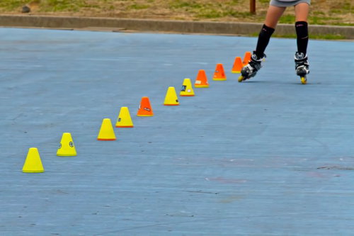 公園でローラースケートの練習