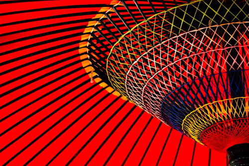 鮮やかな紅い傘、和傘の骨組み