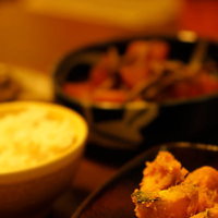 かぼちゃの煮物と揚げ物のご飯定食の写真