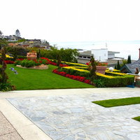 海岸を見下ろす坂道の花の庭の写真