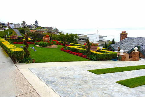 海岸を見下ろす坂道の花の庭