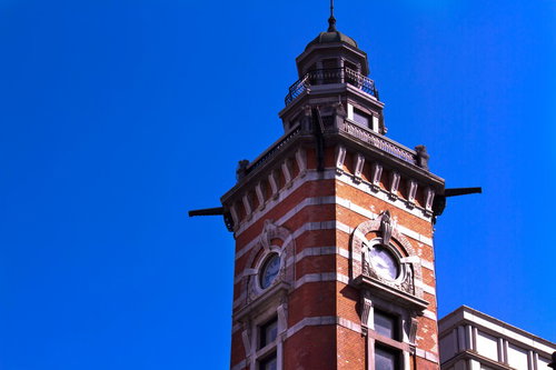 青空に映える横浜開港記念館の時計塔