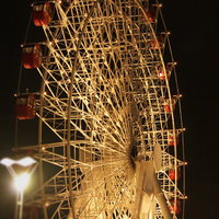 夜にライトアップされたモール屋上の観覧車の写真