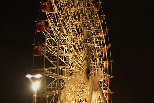 夜にライトアップされたモール屋上の観覧車