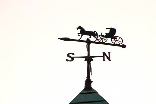 馬車のシルエットが特徴の風見馬車