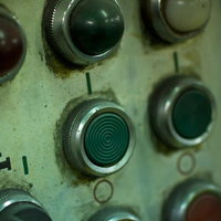 工場の機械に付いた古い操作パネルのスイッチボタンの写真