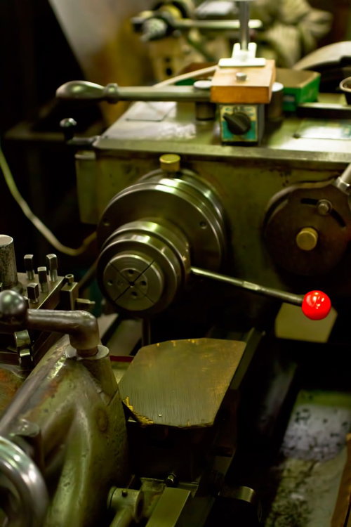 工房に置かれた金属製の小型旋盤