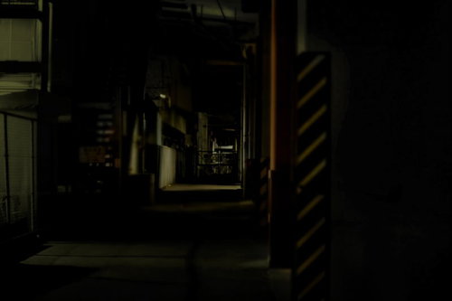 夜の高架下に続く工場通路