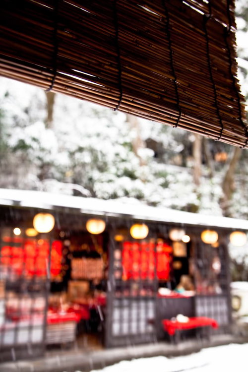 雪が積もる庭園のお茶処と竹の簾