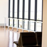 休憩用のベンチと窓のある待合室の写真