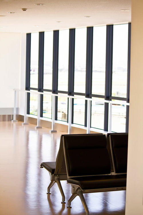 休憩用のベンチと窓のある待合室