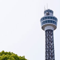 曇り空の下にそびえる山下公園のマリンタワーの写真