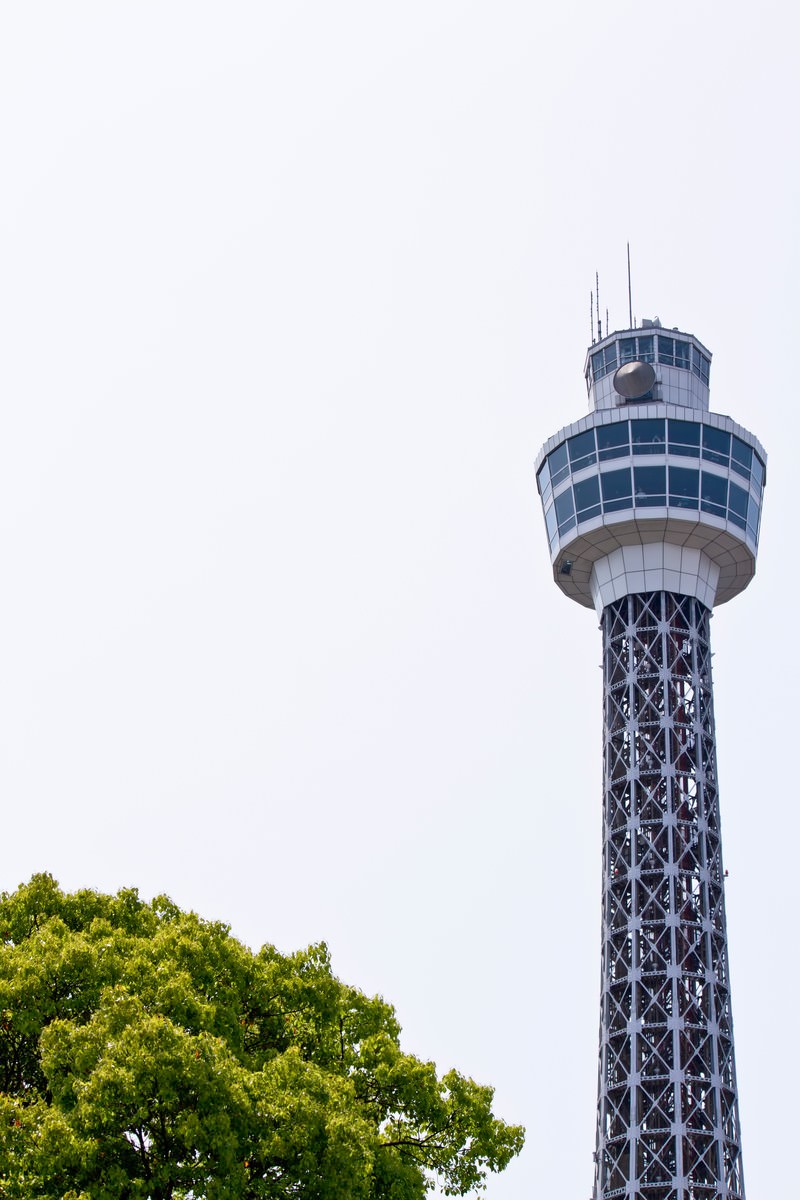 曇り空の下に立つマリンタワー