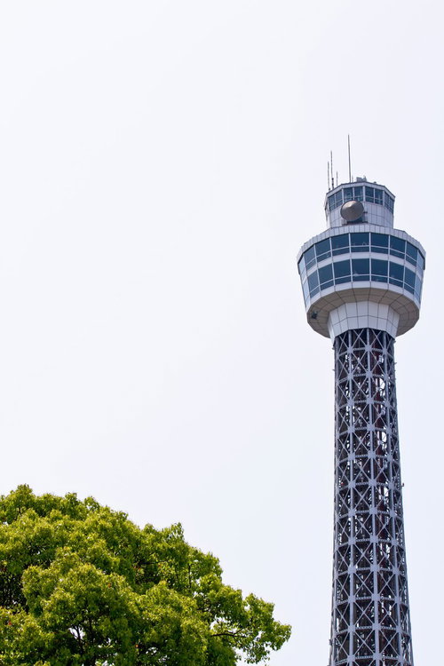曇り空の下にそびえる山下公園のマリンタワー