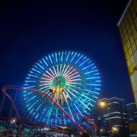 夜にライトアップされたみなとみらいの観覧車の写真