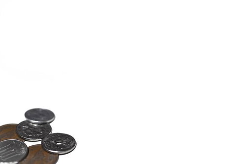 テーブルに散らばった小銭