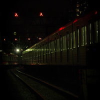 車庫に入った電車の窓明かり（夜間）の写真