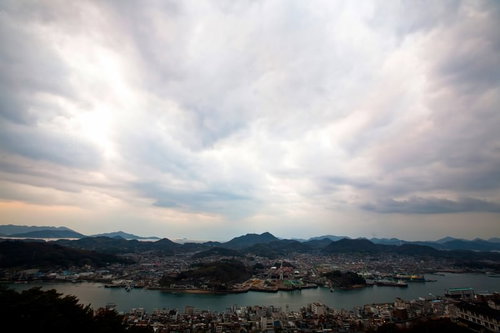 高台から見下ろす尾道の街並みと海と空
