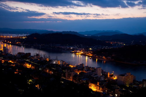 高台から見下ろす朝焼けの尾道の港