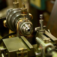 作業台の上に置かれた古いペンチレースの写真